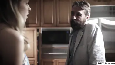 Отец отлизал волосатую манду дочери и грубо поимел её с удушением на кухне