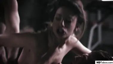 Спортсмены жестко оттрахали зажатую студентку в обе дырки в спортзале