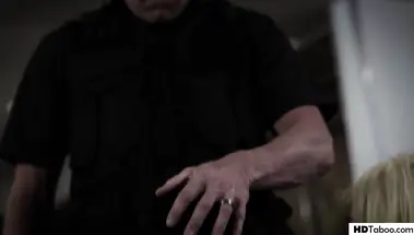 Подруги делают копу двойной минет и грубо трахаются с ним, чтобы избежать ареста