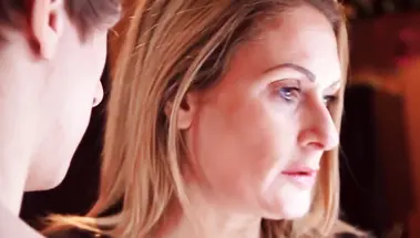 Пасынок возбудился, помогая мачехе открывать банку огурцов