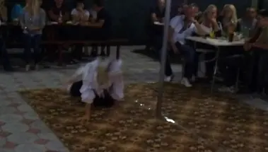 Украинка в белых чулках и трусиках танцует стриптиз в чебуречной на берегу Кирилловки