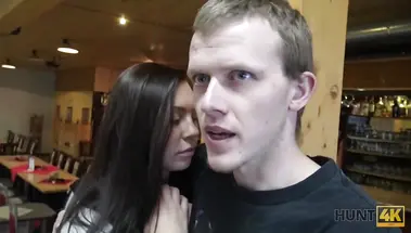 Пикапер заплатил куколду за еблю с его женой в боулинге