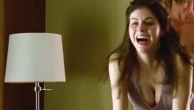 Большие сиськи Alexandra D'addario в замедленной съемке во время ебли раком