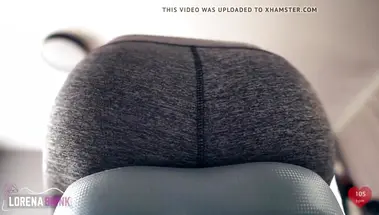 Спортсменка получает оргазм от трения письки о сиденье велотренажёра