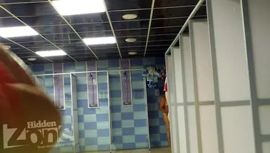 Обнаженные мамочки принимают общий душ перед скрытой камерой