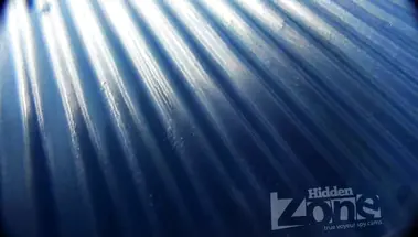 Молодая блондинка переодевается в купальник на пляже в раздевалке