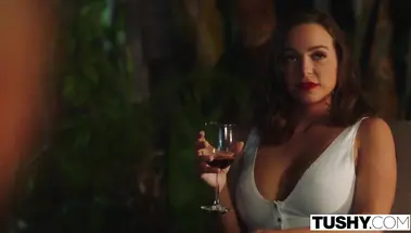 Мулат выебал в анал жену друга на кухонном столе среди ночи