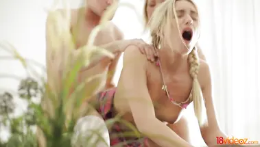 Репетиторша замутила секс втроем с 18-летней студенткой и заочником