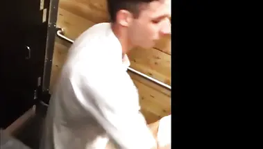 Подсмотренный трах татуированного парня с шатенкой в туалете в клубе