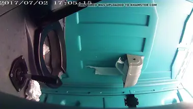 Кудрявая мулатка с большой попкой писает на скрытую камеру в биотуалете