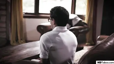 Сводная сестра сосёт хуй брата девственника и трахается с ним сверху