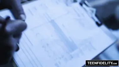 Главврач извращенец снимает секс пациентки с молодым доктором