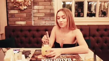 Гламурная LuxuryGirl делает минет в туалете кафе и глотает сперму