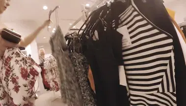 Блондинка делает горловой минет и дает раком в примерочной