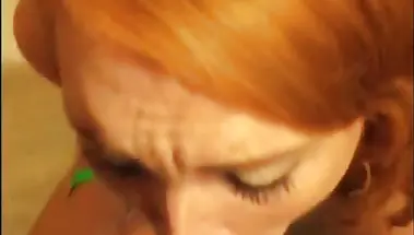 Рыжая подруга жены заглатывает большой хуй мужа в ванной