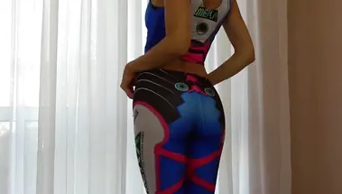 Блондинка в костюме Дивы из игры Овервотч оттрахана сзади