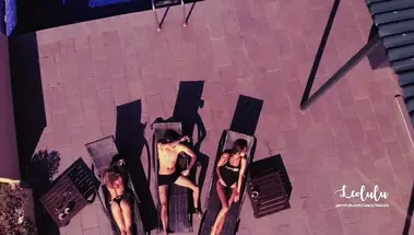 Чпокнул блонду с красивой попкой, пока рядом загорает ее подруга