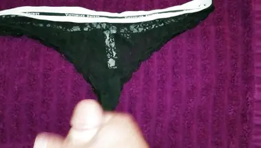 Пасынок подрочил член и обкончал трусики мачехи