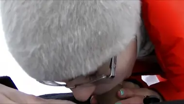 Очкастая девушка берет в рот и глотает сперму в зимнем лесу