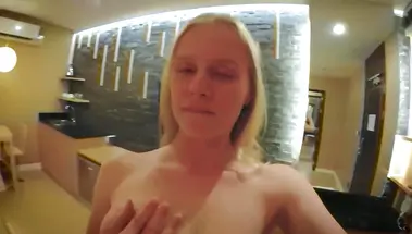 Alexandra Codefuck трахает киску пластиковой бутылкой в отеле