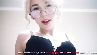 Няшка в черном белье и чулках делает горловой минет в спальне