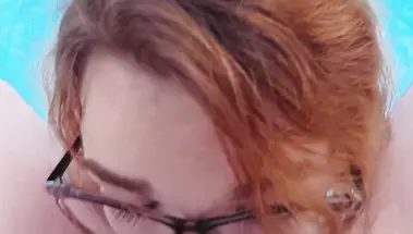 Рыжуля в очках делает слюнявый минет в бассейне и глотает сперму