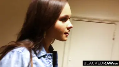 Негр долбит огромным хуем милашку Зою Блум и кончает в киску