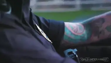 Полицейский жестко отвафлил и выебал молодую шлюху в баре