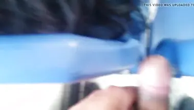 Онанирует толстый член и брызгает спермой на спину пассажирки автобуса