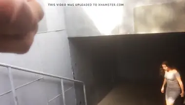 Фигуристая шатенка спалила дрочку онаниста у подземного перехода