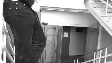 Девушка увидела член онаниста на лестнице в поликлинике и сбежала