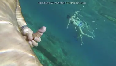 Снял дрочку под водой и кончил, пока рядом плавали телки