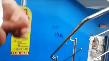 Прохожая увидела хуй онаниста в подъезде на лестничном пролете