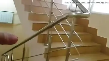 Парень дрочит хуй на лестнице, пока мимо идет молодая девушка