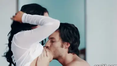 Грудастая брюнетка Sofi Ryan соблазнила парня на красивый утренний секс