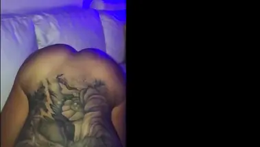 Домашний секс в темноте с татуированной порно звездой Karma Rx