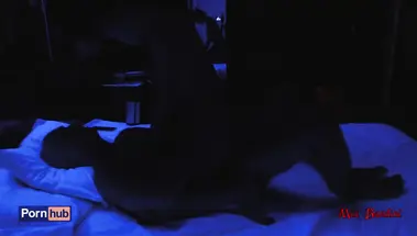 Муж и жена занимаются красивым сексом в спальне с неоновым освещением