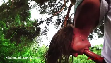 Суёт твердый жилистый член в анальную щель подружки в лесу