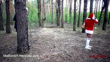 Секс маньяк в маске волка дрючит горло и манду Красной шапочки в лесу