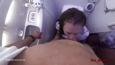 Тревел блогерша выебана лысым попутчиком раком в туалете самолета