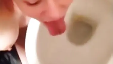 Телка с пирсингом в языке облизывает унитаз после струи мочи в рот