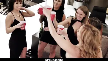 Мужья стриптизеры ебут толпу милф на свингерской вечеринке