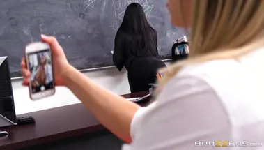 Училка и двоечница трахнулись пездами и самотыком на экзамене