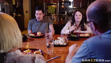 Изменщик дал на ротан подруге жены и отымел её в ванной среди ночи