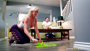 Пасынок онанист шпилит мачеху спортсменку Brandi Love на кухне