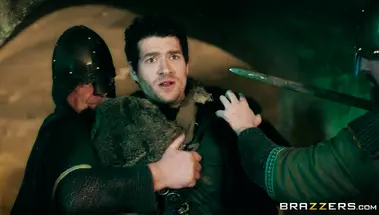 Групповуха военачальника со служанкой и королевой в т/с «Игра престолов»