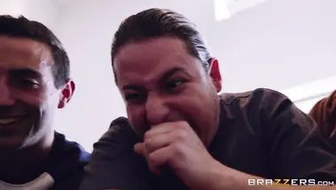 Очкастая сестра негритянка перепихнулась с белым братом при его друзьях