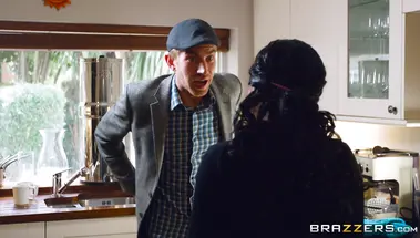 Молодая негритянка соблазнила отчима на диванную еблю в анал