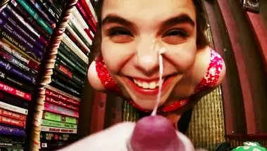 Онанист заливает спермой лицо молодой студентки в библиотеке