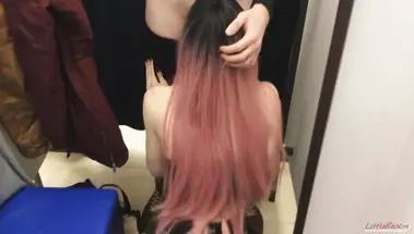 Милая эмо герл в лосинах делает минет в примерочной на коленях